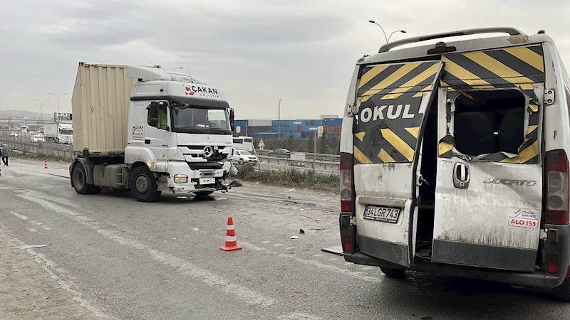 İşçi servis minibüsü ile TIR kafa kafaya çarpıştı: 8 yaralı 