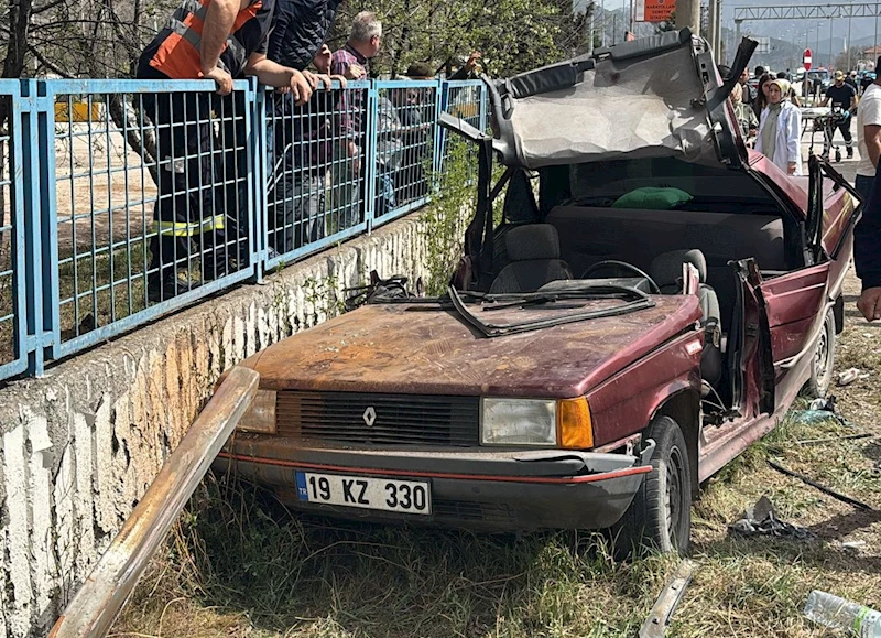 Amasya’da otomobil reklam panosuna çarptı: 5 yaralı