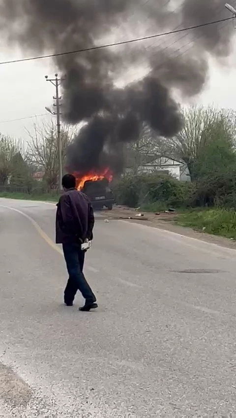 Alev alan otomobil kullanılamaz hale geldi