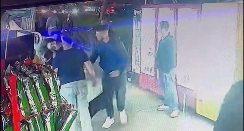 Tartıştığı kişilerce göğsünden bıçaklandı; olay kamerada