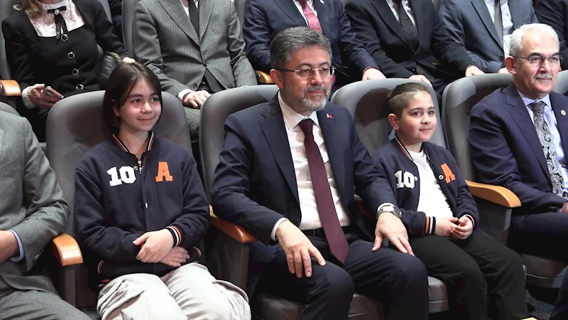Bakan Yumaklı öğrencilerle çocuk müzikalinin gala gösterimini izledi