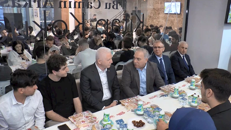 İstanbul - İstanbul Valisi Davut Gül, Ramazan ayının son iftarında gençlerle buluştu