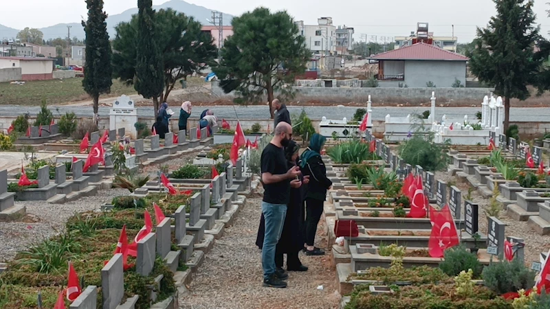 Depremzedeler, arife gününde mezarlıkları doldurdu
