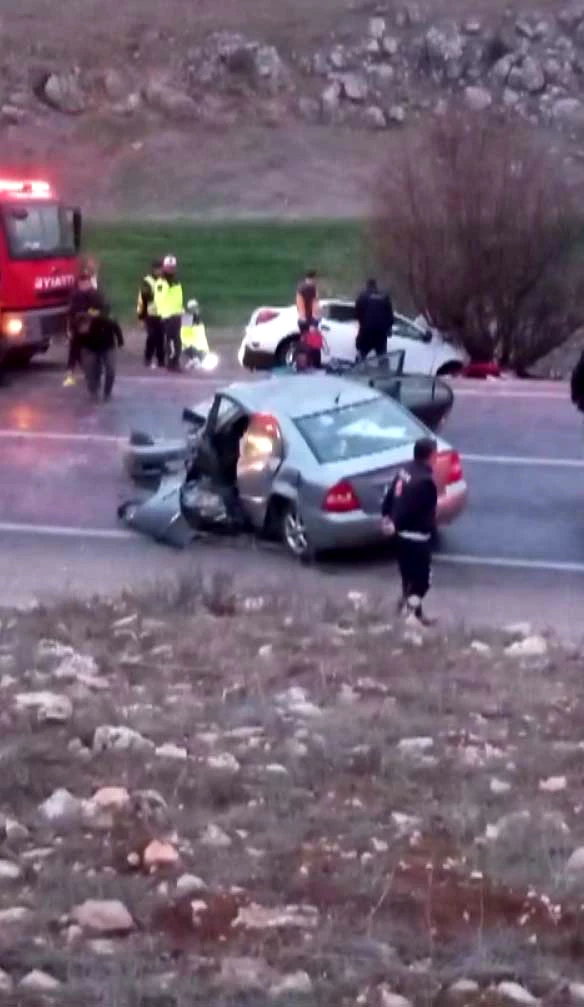 Otomobiller çarpıştı; baba ve kızı öldü, 4 kişi yaralandı