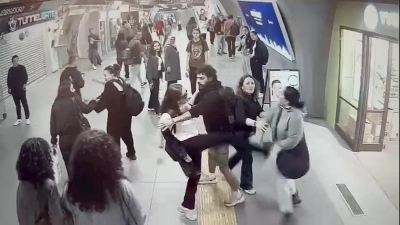 İstanbul - Gayrettepe metrobüs istasyonunda kavga: Yürüyen merdivende saldıran kadın aşağı düştü 