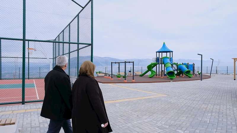 Bakan Kurum, bayramı yeni evlerinde karşılayan depremzede ailenin görüntülerini paylaştı