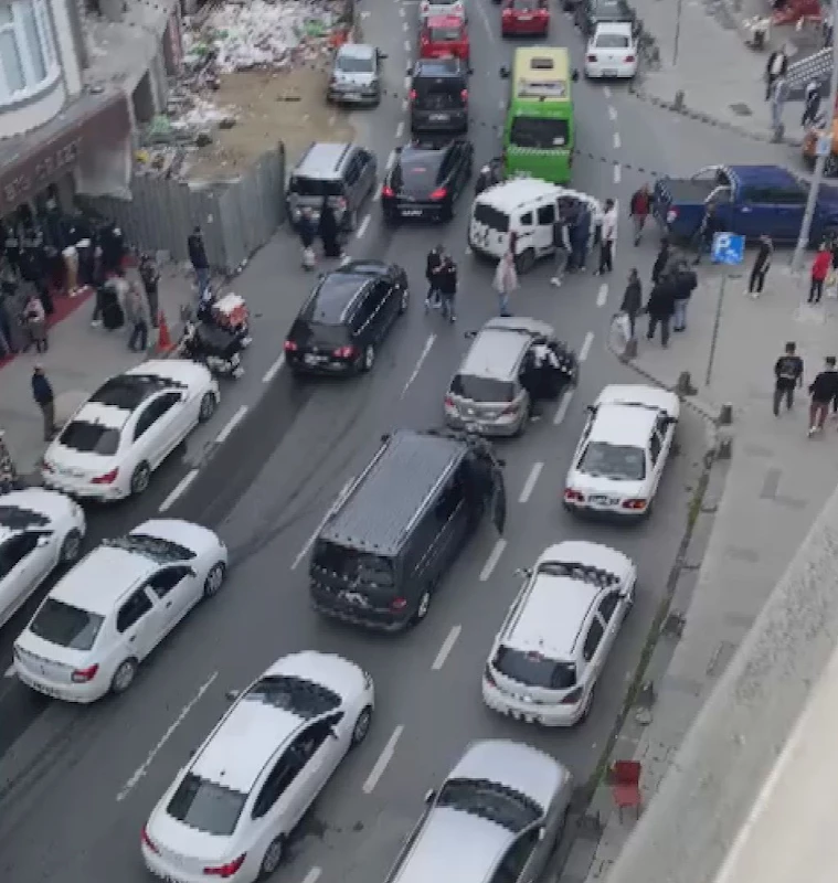 İstanbul - Trafikte yol verme kavgasını çevredekiler ayırdı, yaşananlar cep telefonu ile kaydedildi
