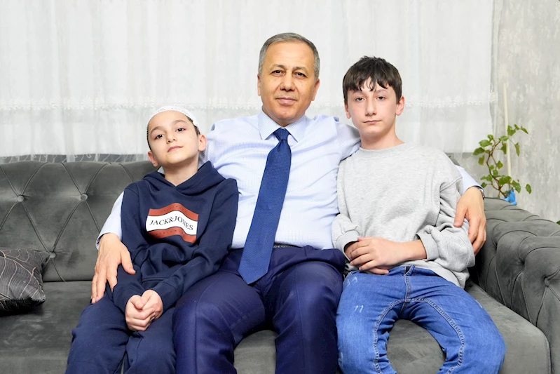 Bakan Yerlikaya, 14 ay önce sokak köpeklerinin saldırısına uğrayan Tunahan ve ailesiyle iftarda bir araya geldi