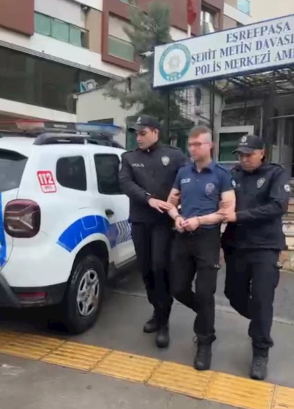 Askeri üniformayla dolandırıcılıktan yargılanmıştı, bu kez polis üniformasıyla yakalandı