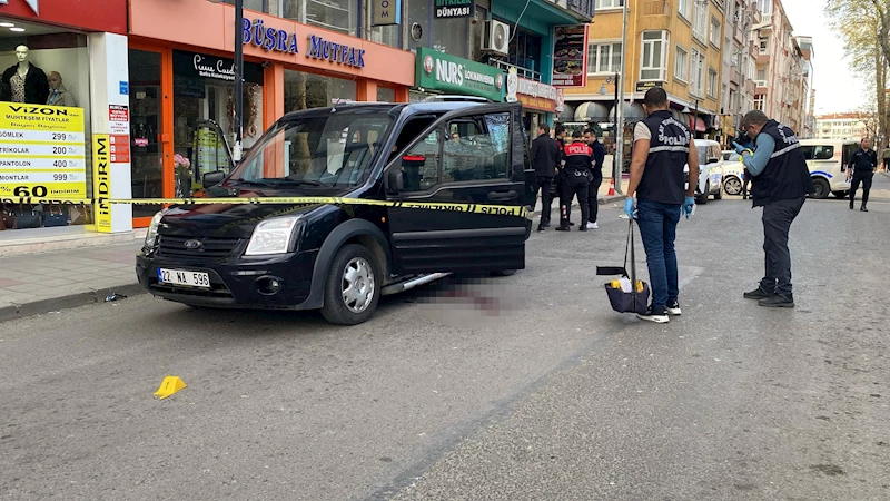 Otomobille kırmızı ışıkta beklerken, silahlı saldırıda yaralandı