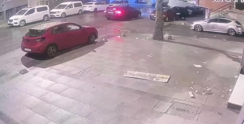 İstanbul - Esenler’de aynı marka ve model 4 otomobilin farı çalındı, hırsızlık anları güvenlik kamerasında