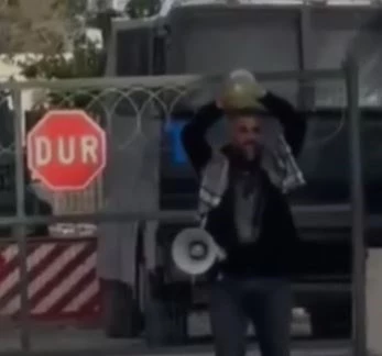 İsrail’i protesto için ABD konsolosluğu önünde kendisini yakmaya çalıştı