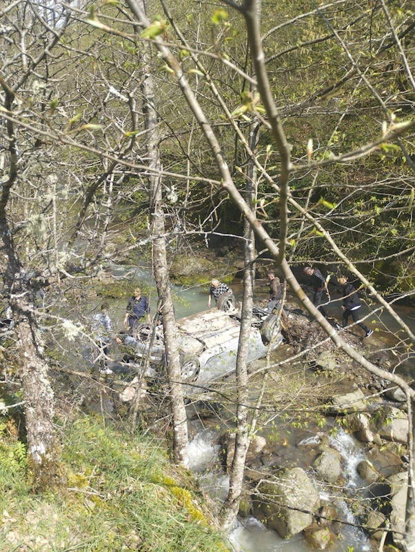 Otomobil dere yatağına yuvarlandı: 6 yaralı 