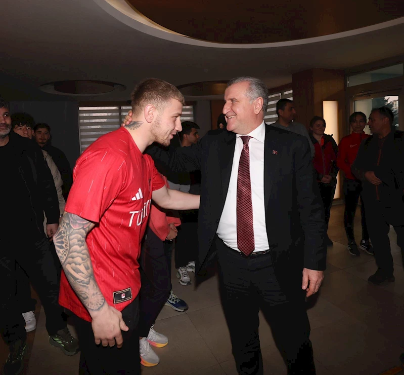 Bakan Bak milli sporcularla iftarda bir araya geldi 