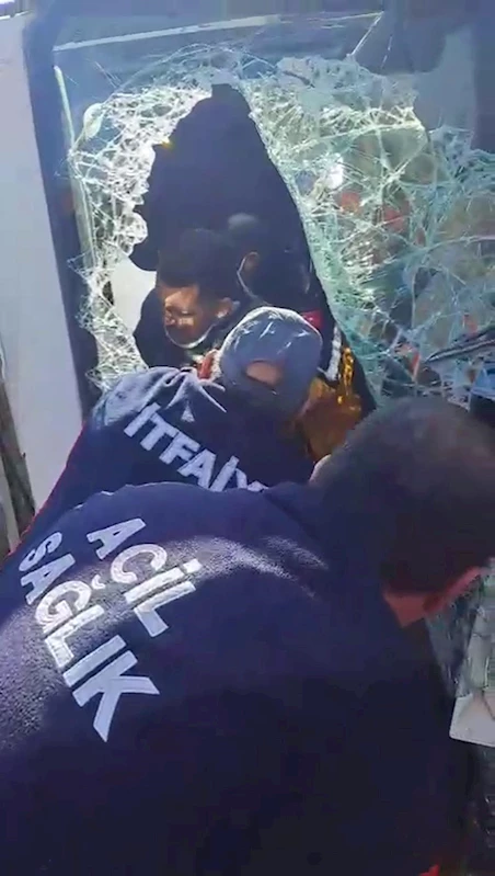 Yan yatan kamyonda yaralanan sürücüyü camdan çıkardılar