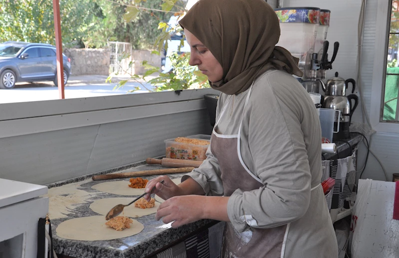 Depremzede öğretmen, annesinden öğrendiği tarifle börekçi oldu