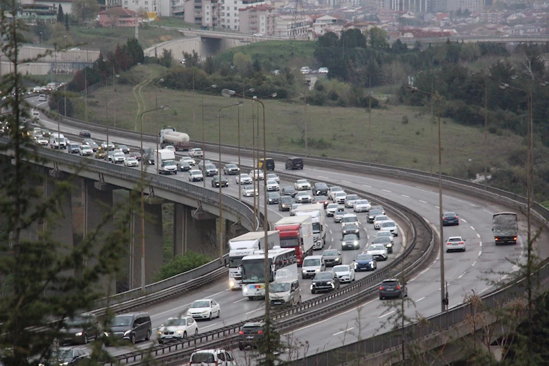 TEM Otoyolu Kocaeli geçişinde dönüş yoğunluğu