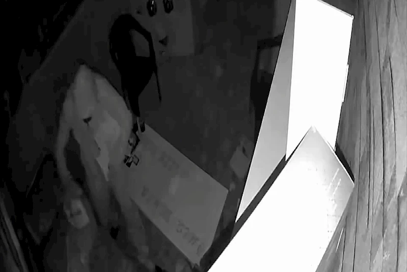 Balyozla duvarı kırıp, iş yerine girdi; 650 bin lira değerinde eşya çalıp kaçtı
