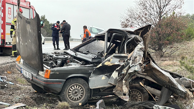 Kütahya’da minibüs, emniyet şeridindeki otomobile çarptı; 3 yaralı