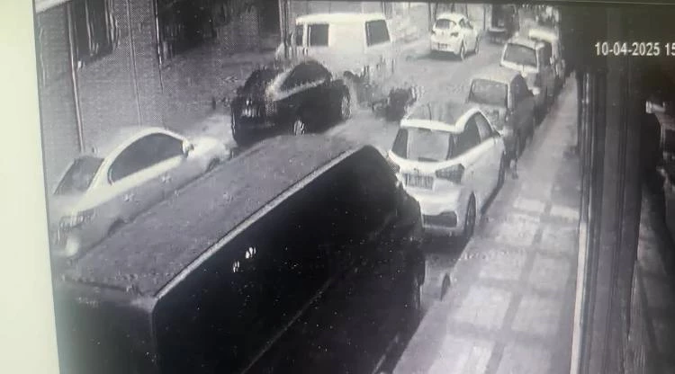 İstanbul - Test sürüşü yapan motosiklet tamircisi, park halindeki otomobile çarparak hayatını kaybetti 