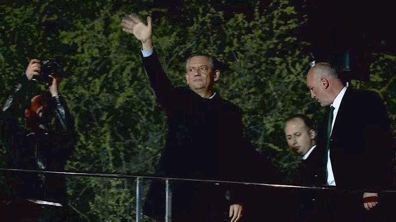 İstanbul - CHP Genel Başkanı Özgür Özel, Şişli Belediyesi önünde konuştu