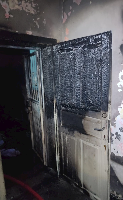 Müstakil ev yangında kullanılamaz hale geldi