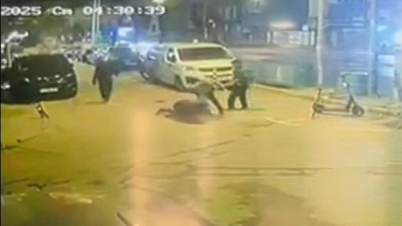 İstanbul - Karaköy’de fırın çalışanını tekme tokat dövüp gasbettiler; o anlar kamerada / Ek bilgiyle