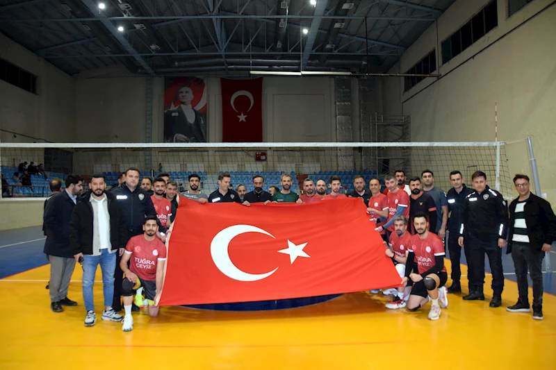 Kavga ihbarına giden polislere bayraklı ve çiçekli sürpriz