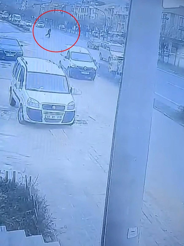 Yolun karşısına geçmek isterken otomobilin çarptığı yaya öldü; kaza kamerada