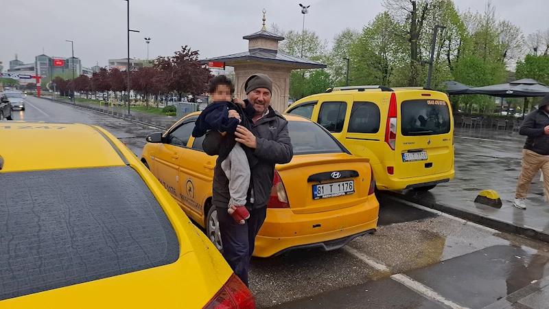 Taksiciler, buldukları küçük çocuğu ailesine ulaştırdı