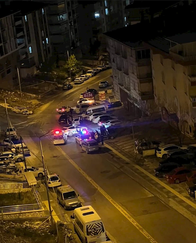 Dur ihtarına uymayan 2 şüpheli takip sonucu yakalandı: 1 polis yaralandı