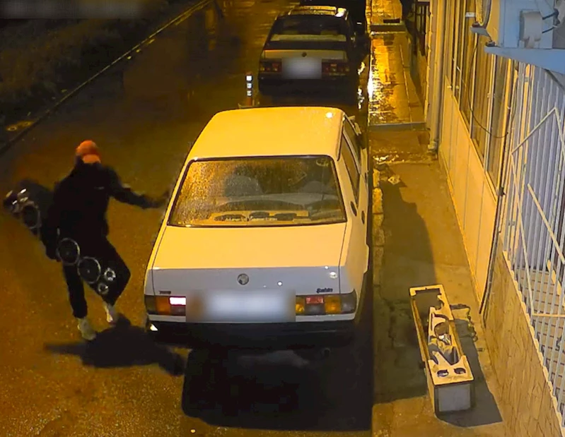Otomobilden ses sistemi hırsızlığı kamerada
