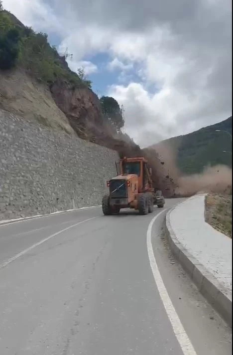 Artvin’de operatörün heyelandan son anda kurtulduğu anlar kamerada
