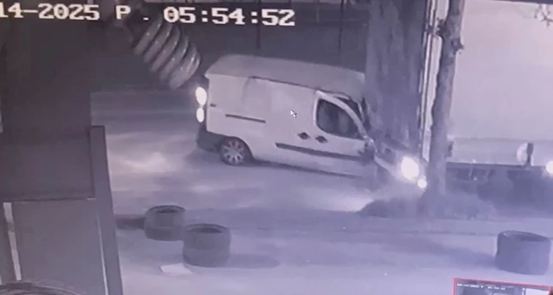 Bursa- TIR’a çarpan aracın yaralanan sürücüsü kendi imkanlarıyla çıktı; o anlar kamerada /Video eklendi 