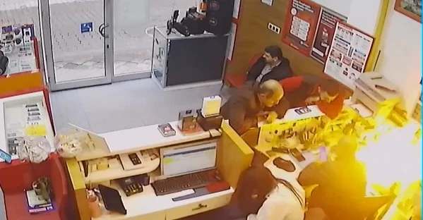 Artvin’de telefon bataryası alev aldı; o anlar kamerada