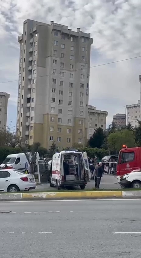 İstanbul - Küçükçekmece’de sürücüsünün direksiyon hakimiyetini kaybettiği otomobil takla attı