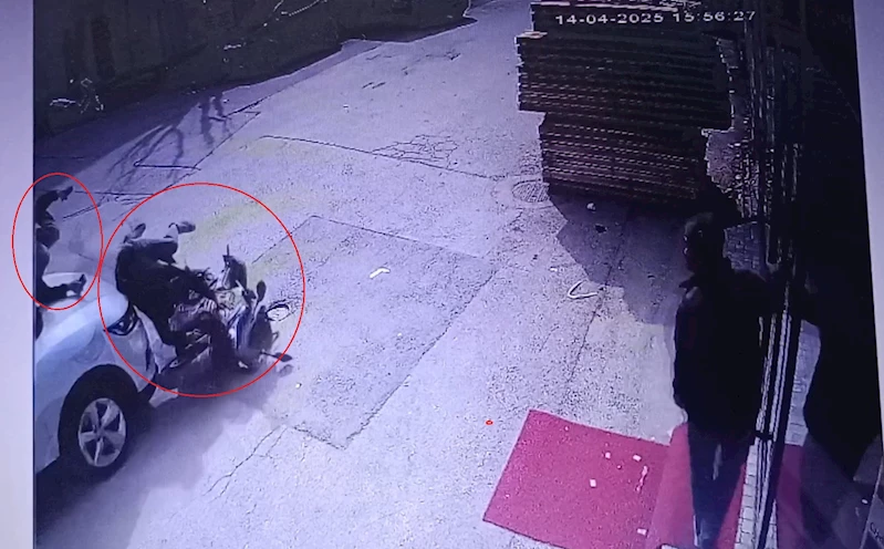 Otomobilin çarptığı motosikletli yaralandı, arkasındaki yolcu kaçtı; o anlar kamerada