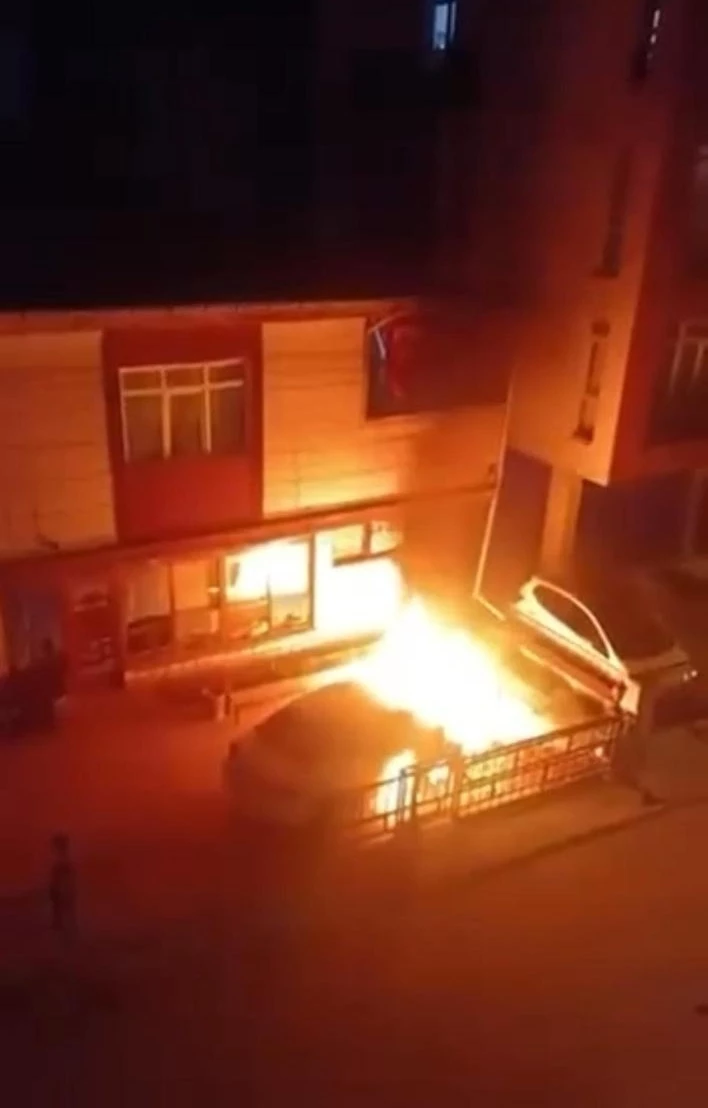 Eskişehir - Park halindeki otomobili kundaklayıp kaçtı /Video eklendi 