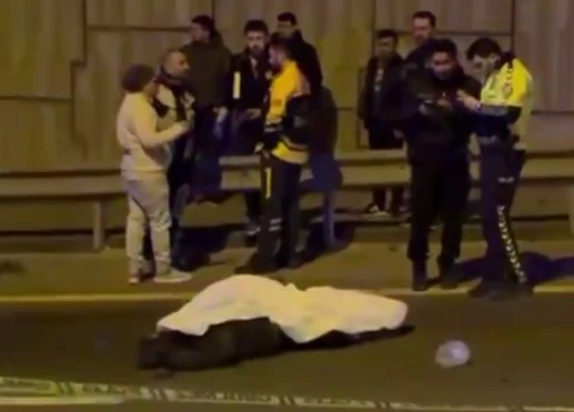 Motosiklet bariyerlere çarpıp, devrildi: 1 ölü, 1 yaralı