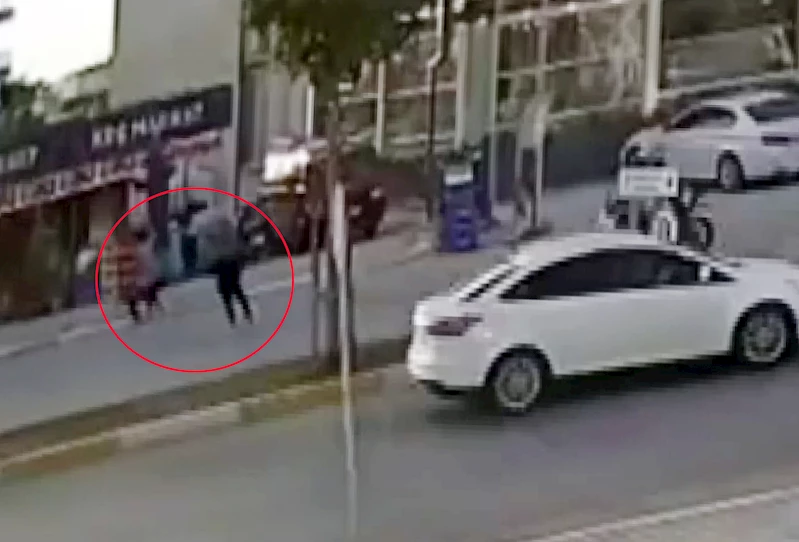 Köpekten kaçarken motosikletin çarptığı çocuk yaralandı; kaza kamerada