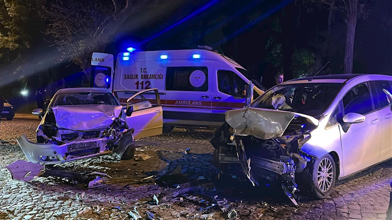 Edirne’de 2 otomobil kafa kafaya çarpıştı: 4 yaralı