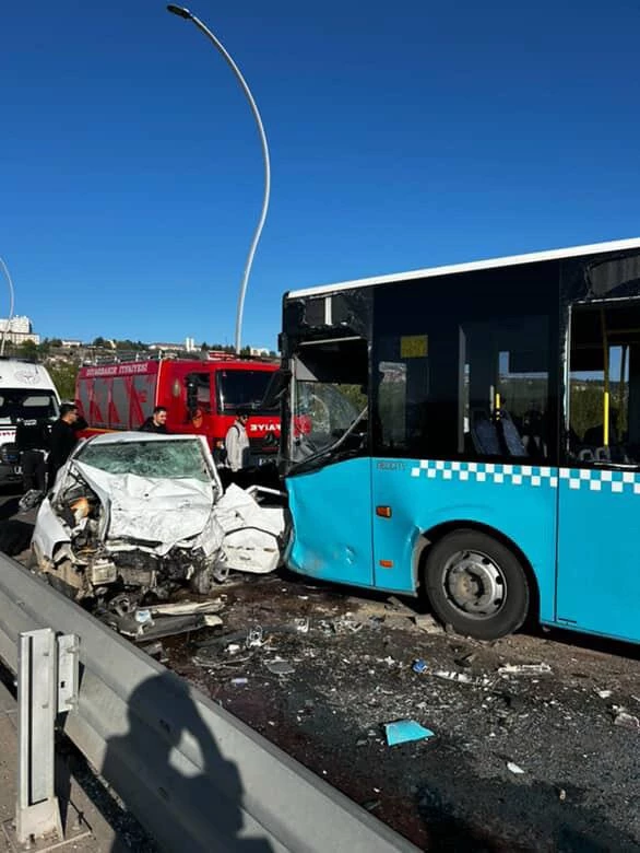 Otomobil ile belediye otobüsü kafa kafaya çarpıştı: 1 ölü, 4 yaralı