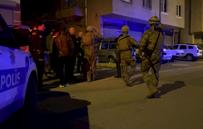 Balkondan tüfekle havaya ateşe açıp, kendini eve kilitledi