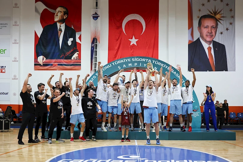 Şampiyon Trabzonspor kupasına kavuştu 