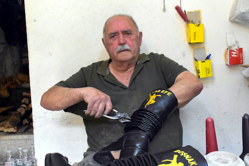 Tireli Hasan usta, 64 yıldır körüklü çizme yapıyor