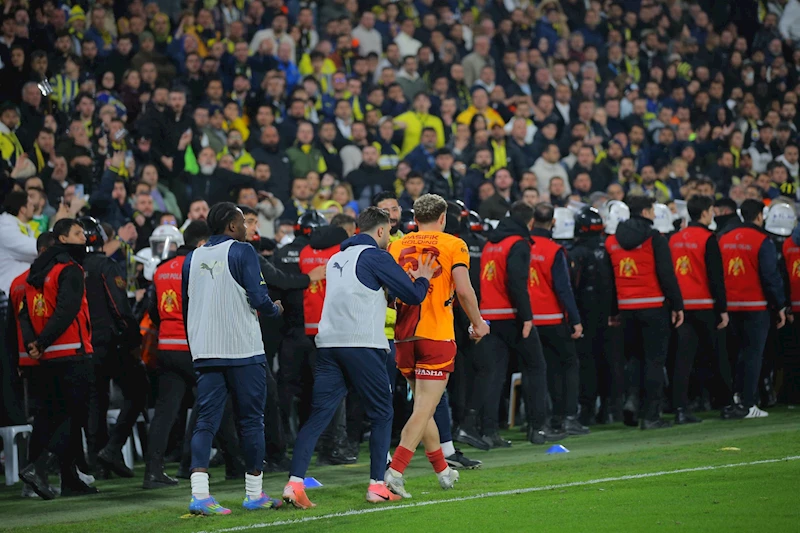 Derbide son anlarda saha karıştı/ Fotoğraf eklendi