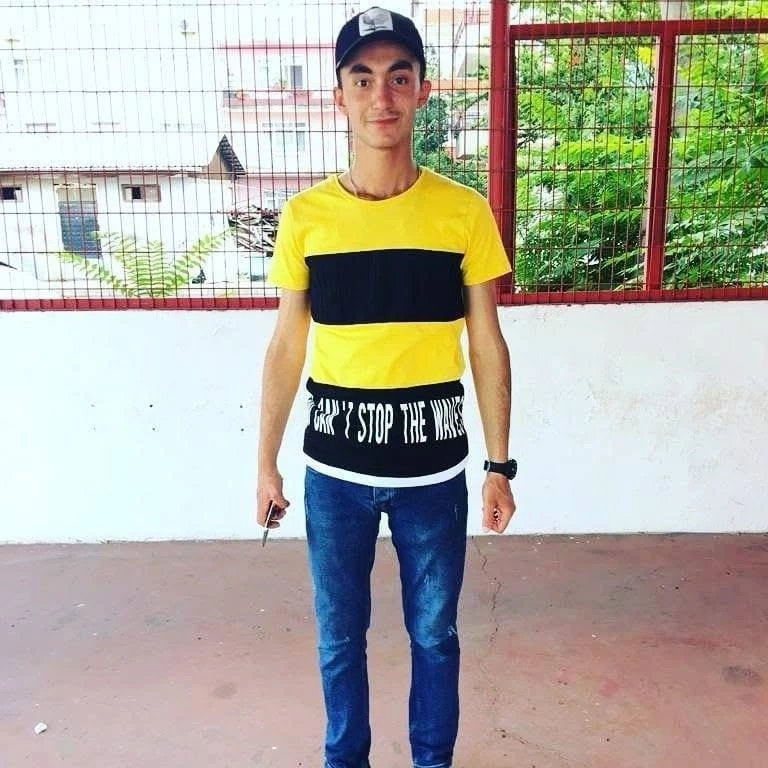 Evinin önünde bıçaklı kavgada boynundan yaralandı