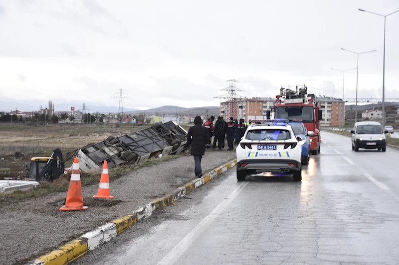Sivas’ta yolcu otobüsü devrildi; 2 ölü, 23 yaralı