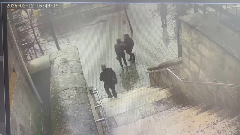 İstanbul- Telefonla aradıkları kişileri kendilerini polis olarak tanıtıp dolandıran şüpheliler yakalandı