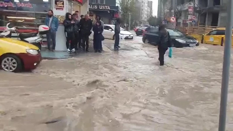 Elazığ’da sağanak; cadde ve sokaklar göle döndü